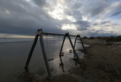 Une balançoire submergée à la Plage du Cavaou. Photo © André M. Winter