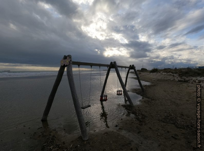 Une balançoire submergée à la Plage du Cavaou. Photo © André M. Winter