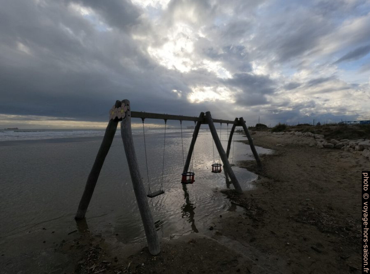 Une balançoire submergée à la Plage du Cavaou. Photo © André M. Winter