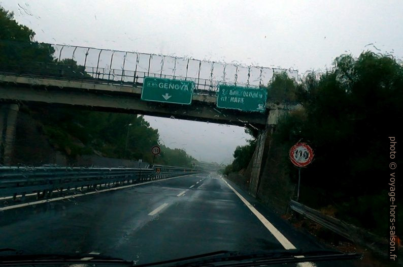 La pluie sur l'autoroute à San Bartolomeo al Mare. Photo © André M. Winter
