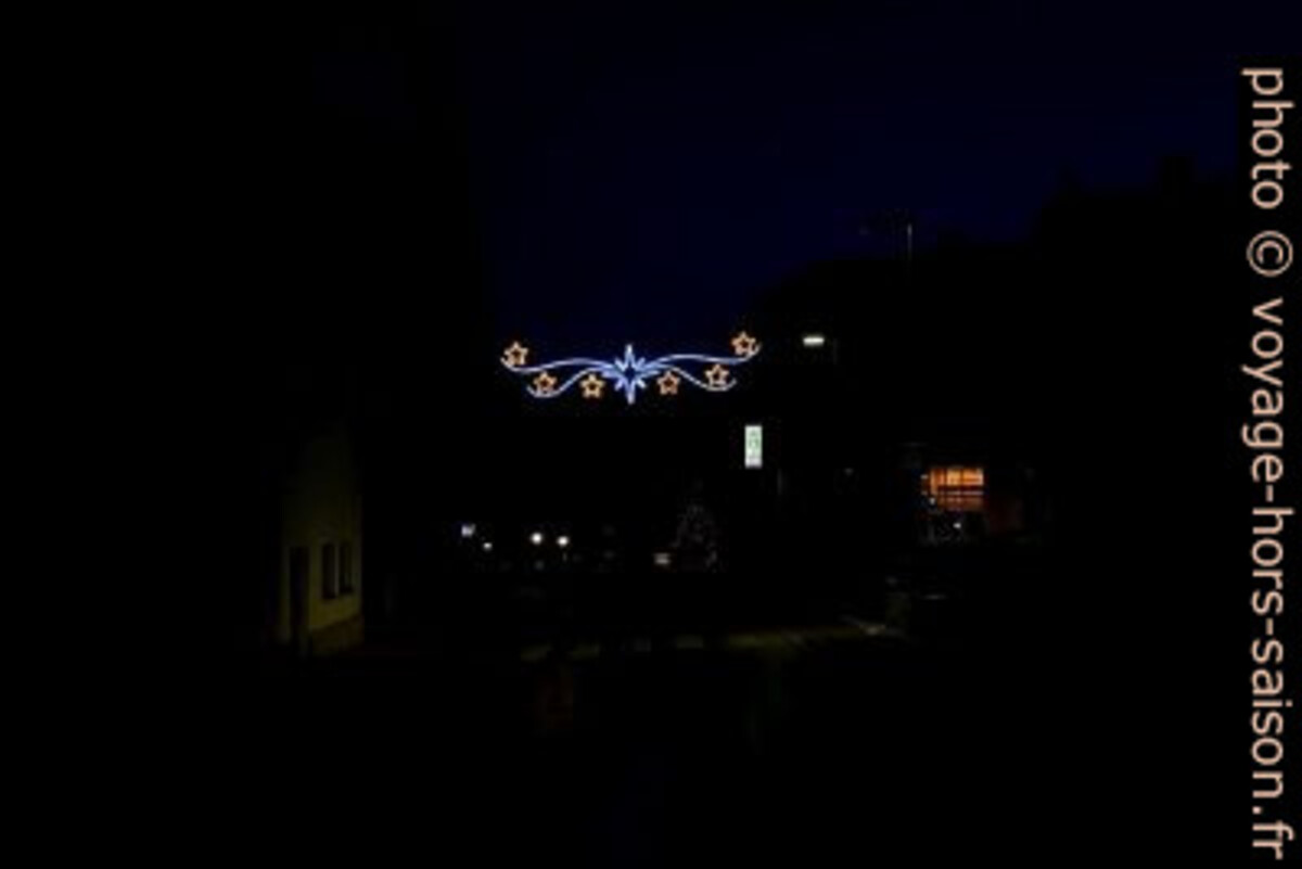 Traversée de Mutters dans la nuit finissante. Photo © André M. Winter
