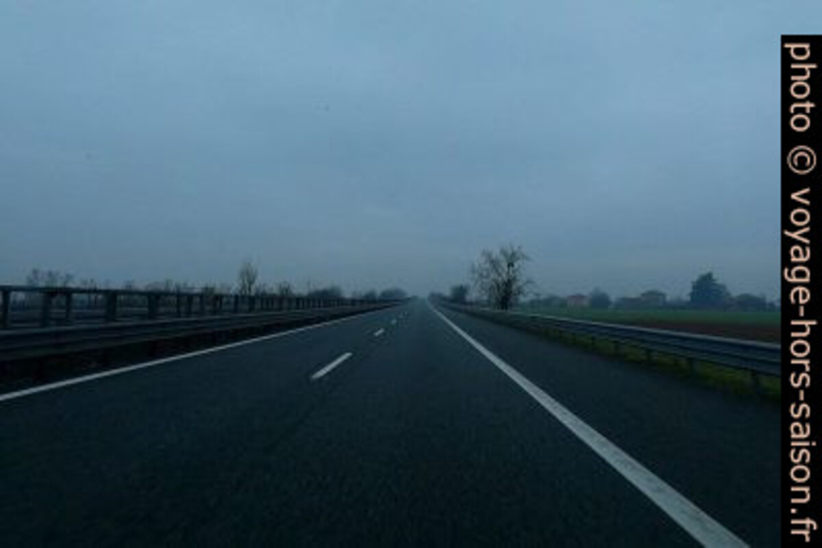 Autoroute vide avant Voghera. Photo © André M. Winter