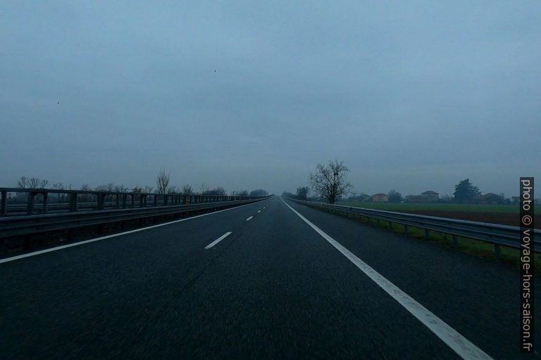 Autoroute vide avant Voghera. Photo © André M. Winter