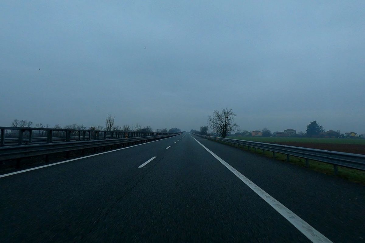 Autoroute vide avant Voghera. Photo © André M. Winter