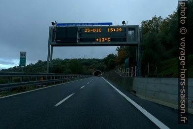 Portique de signalisation affichant 25-DiC 15:29 +13°C. Photo © André M. Winter