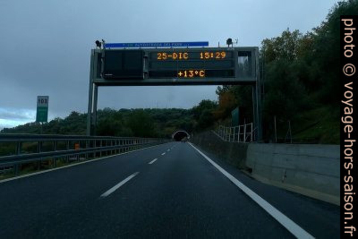 Portique de signalisation affichant 25-DiC 15:29 +13°C. Photo © André M. Winter