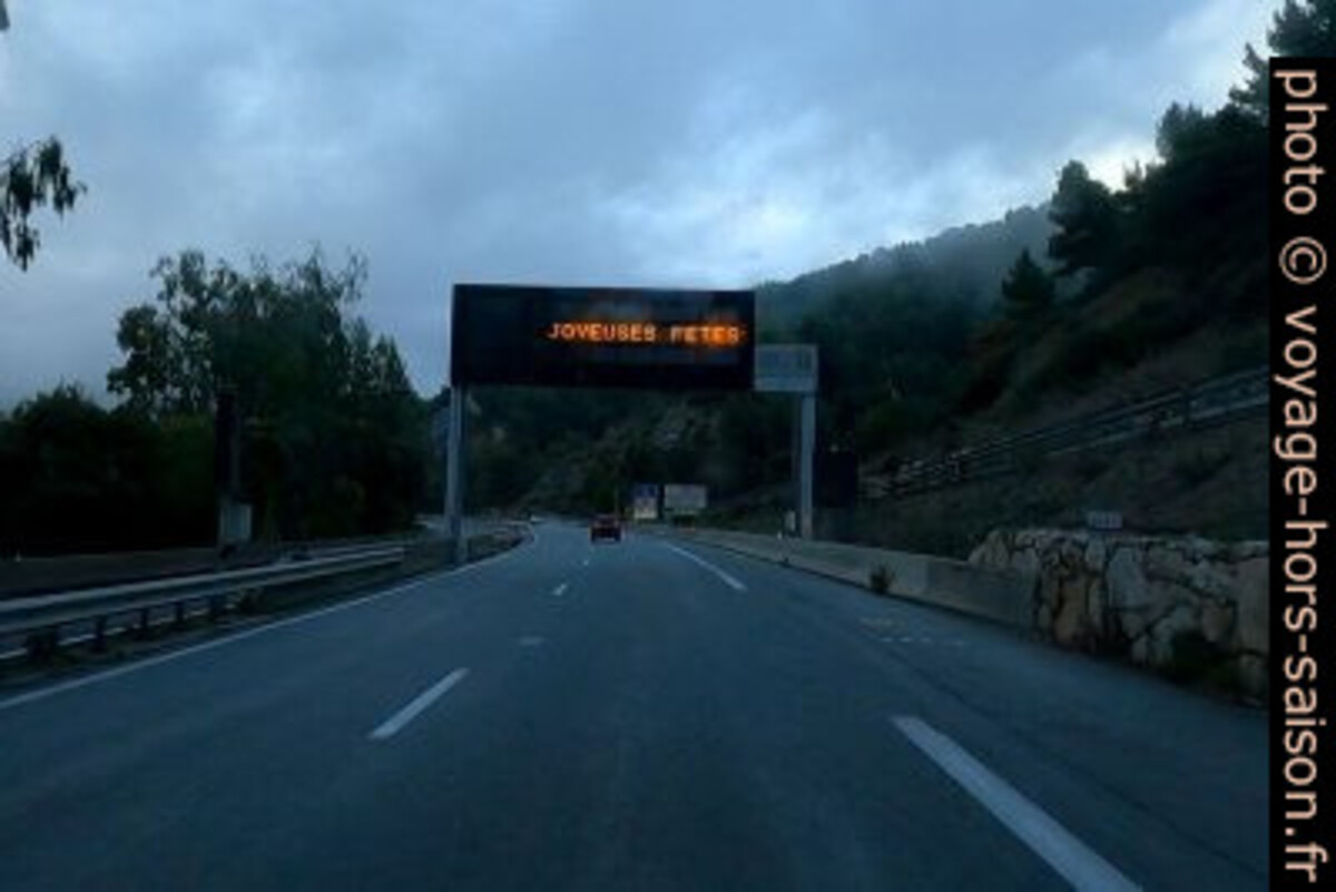 Portique de signalisation affichant JOYEUSES FETES. Photo © André M. Winter