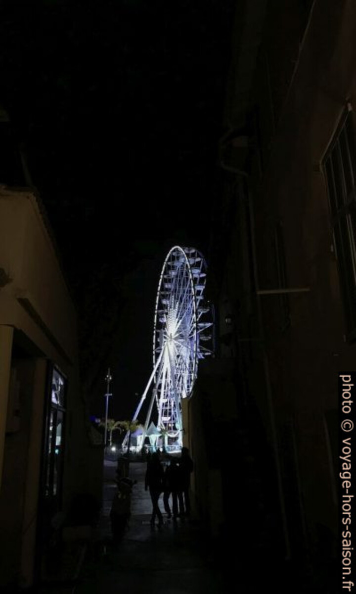 La grande roue d'Antibes de nuit. Photo © Alex Medwedeff