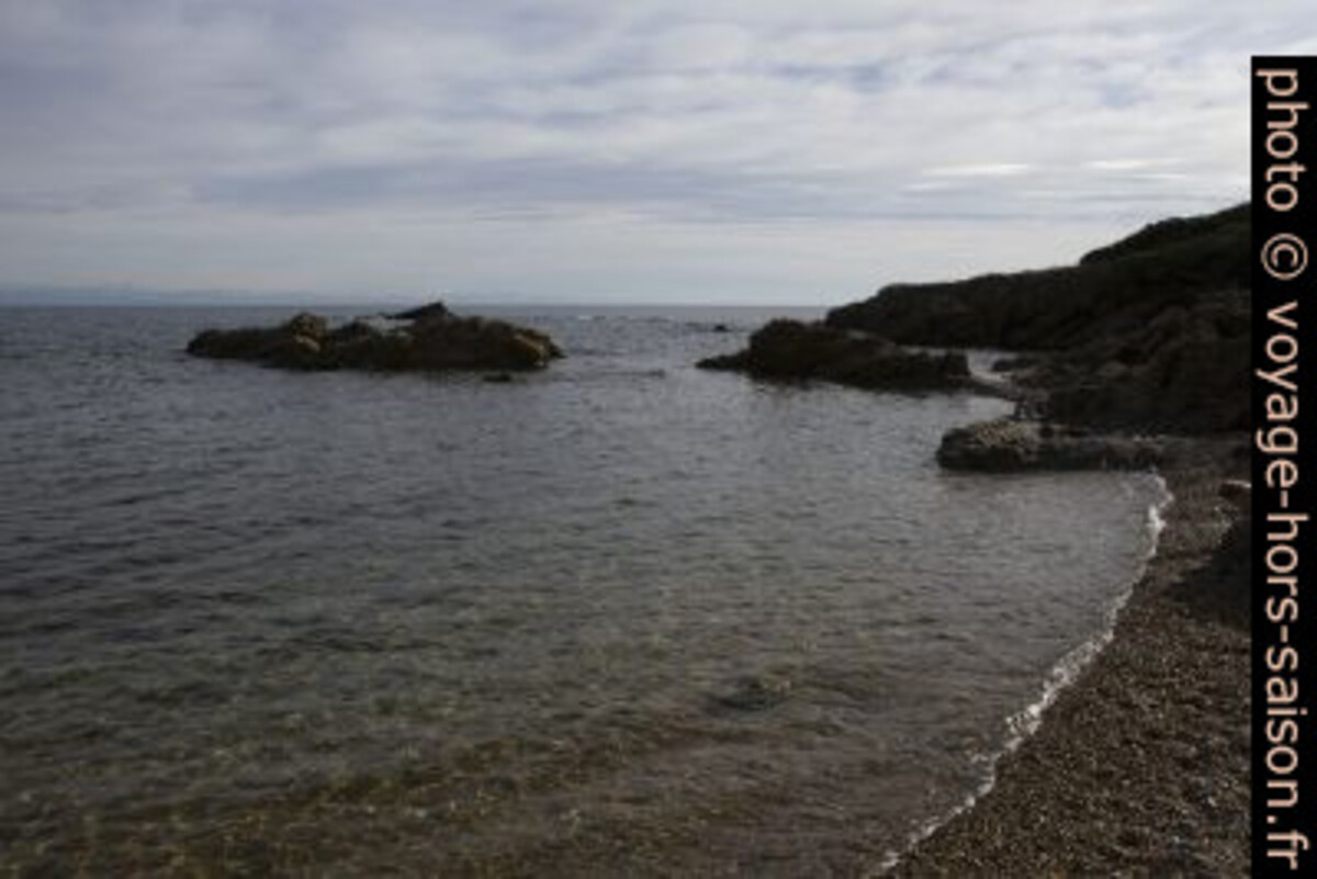 Une petite plage sud de la seconde villa au sud de la Plage de la Gaillarde. Photo © Alex Medwedeff