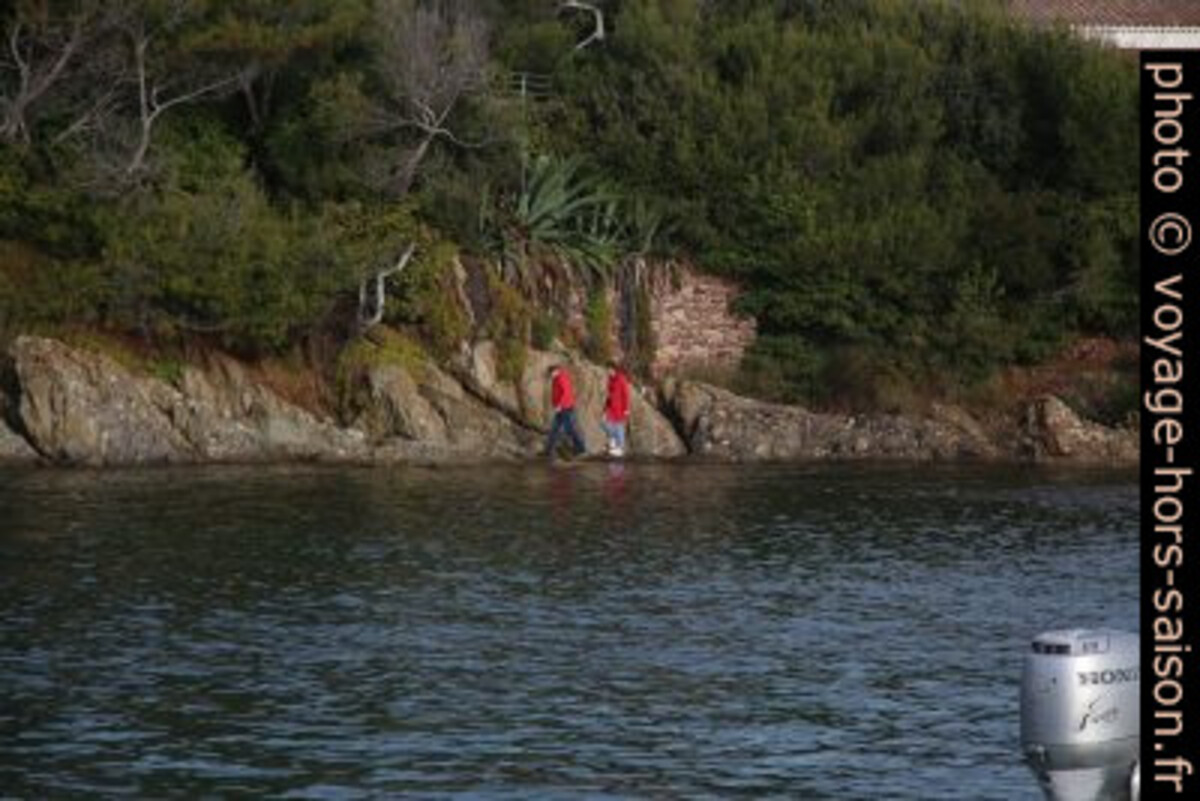 Passage rocheux et humide au nord du Port Ferréol. Photo © André M. Winter