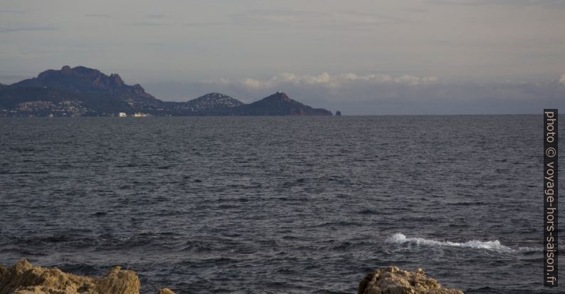 Vue vers l'Esterel et le Cap du Dramont. Photo © André M. Winter