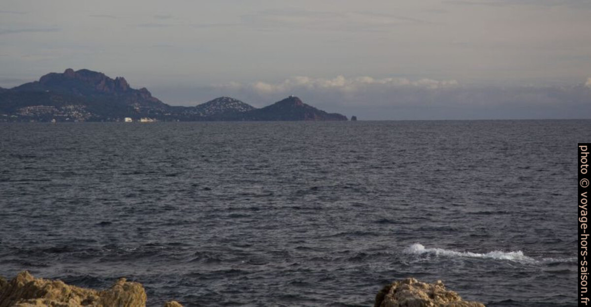 Vue vers l'Esterel et le Cap du Dramont. Photo © André M. Winter
