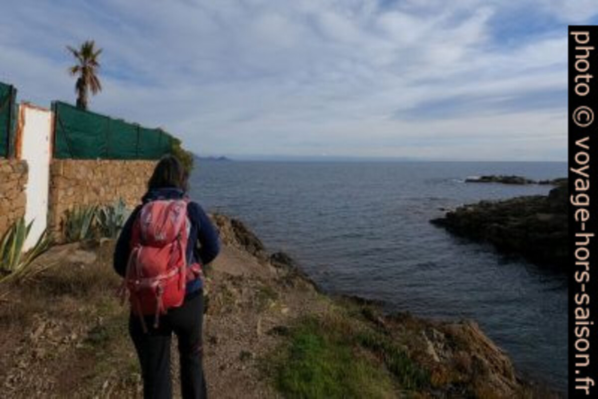 Le sentier du littoral de la route vers le Port Ferréol. Photo © André M. Winter