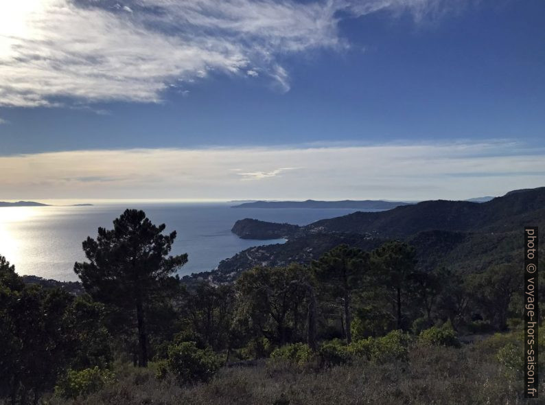 Le cap Nègre et les îles. Photo © Alex Medwedeff