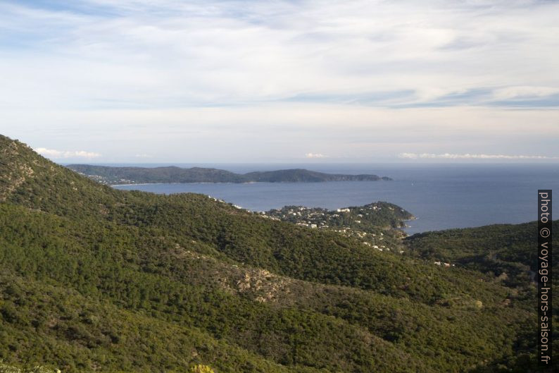 Vue sur la Baie de Cavalaire et le Lardier. Photo © Alex Medwedeff