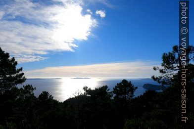 Les Îles d'Hyères en contre-jour hivernal. Photo © André M. Winter