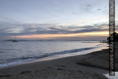 Le crépuscule sur le Plage de l'Argentière. Photo © Alex Medwedeff