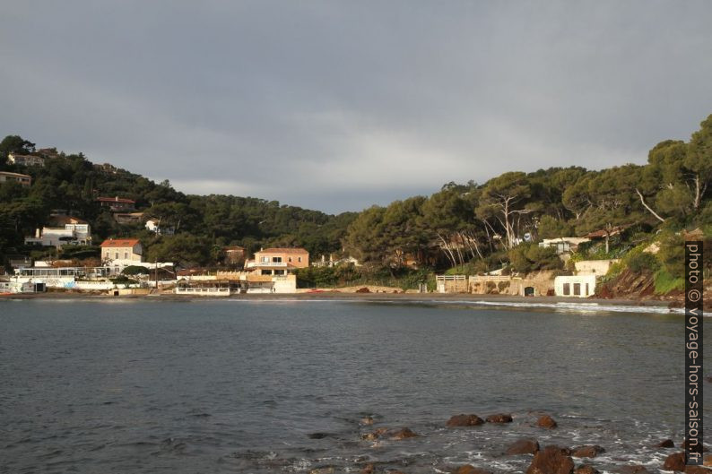 Vue des bateaux vers la Plage de Fabrégas. Photo © Alex Medwedeff