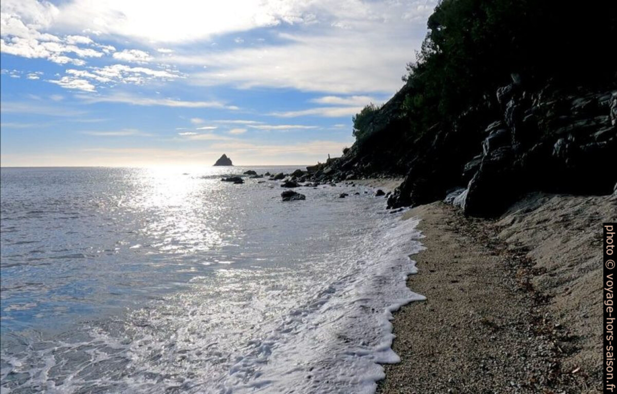 Les deuxièmes rochers à passer sur la Plage du Jonquet. Photo © André M. Winter