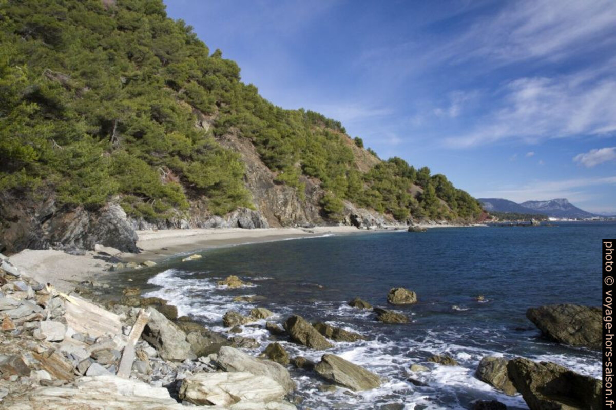 Vue retour sur la Plage du Jonquet. Photo © Alex Medwedeff