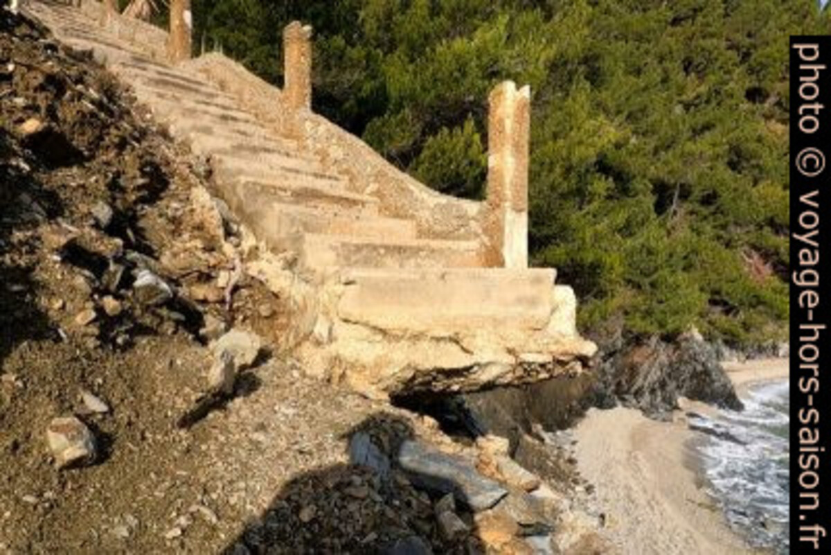 Début aérien de l'escalier de la Pointe de St. Selon. Photo © André M. Winter