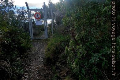 Le portail sur le sentier interdit à Malpasset. Photo © André M. Winter