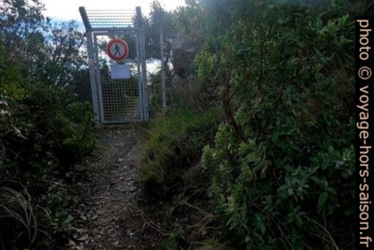 Le portail sur le sentier interdit à Malpasset. Photo © André M. Winter