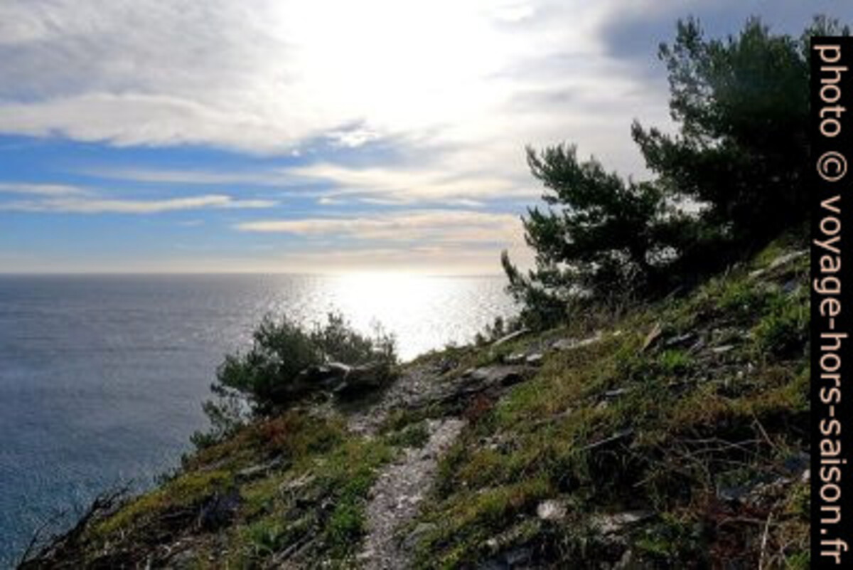 Contournement par le haut d'un glissement de terrain entre les Pointes des Jonquiers. Photo © André M. Winter