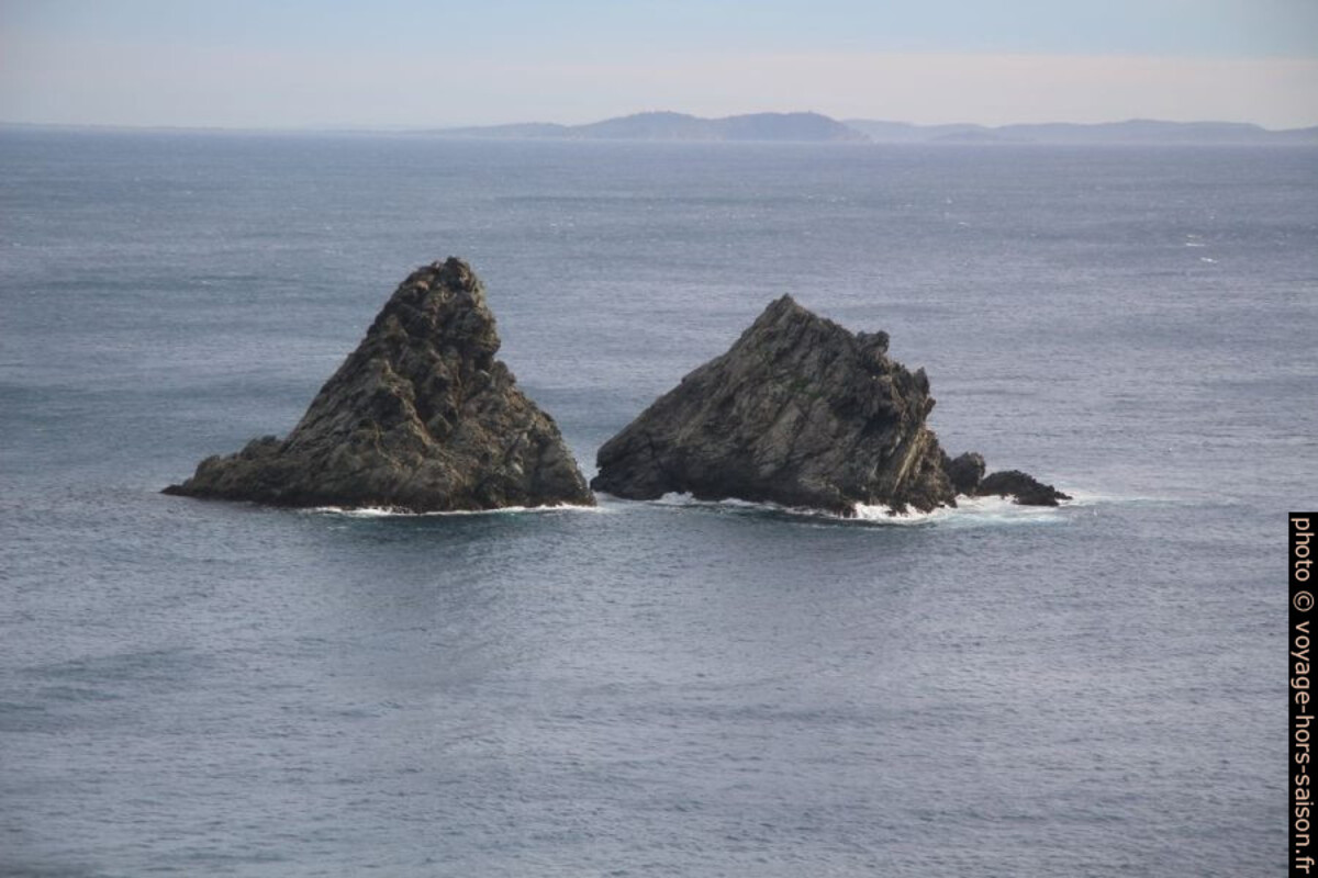 Les Rochers des Deux Frères vus de la Grande Pointe des Jonquiers. Photo © Alex Medwedeff