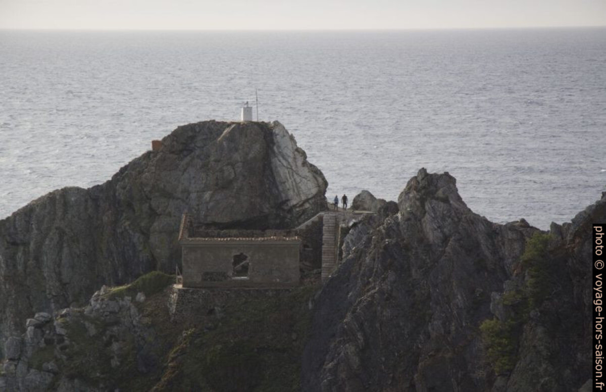 Les ruines du Cap Sicié vus de la Grande Pointe des Jonquier. Photo © André M. Winter