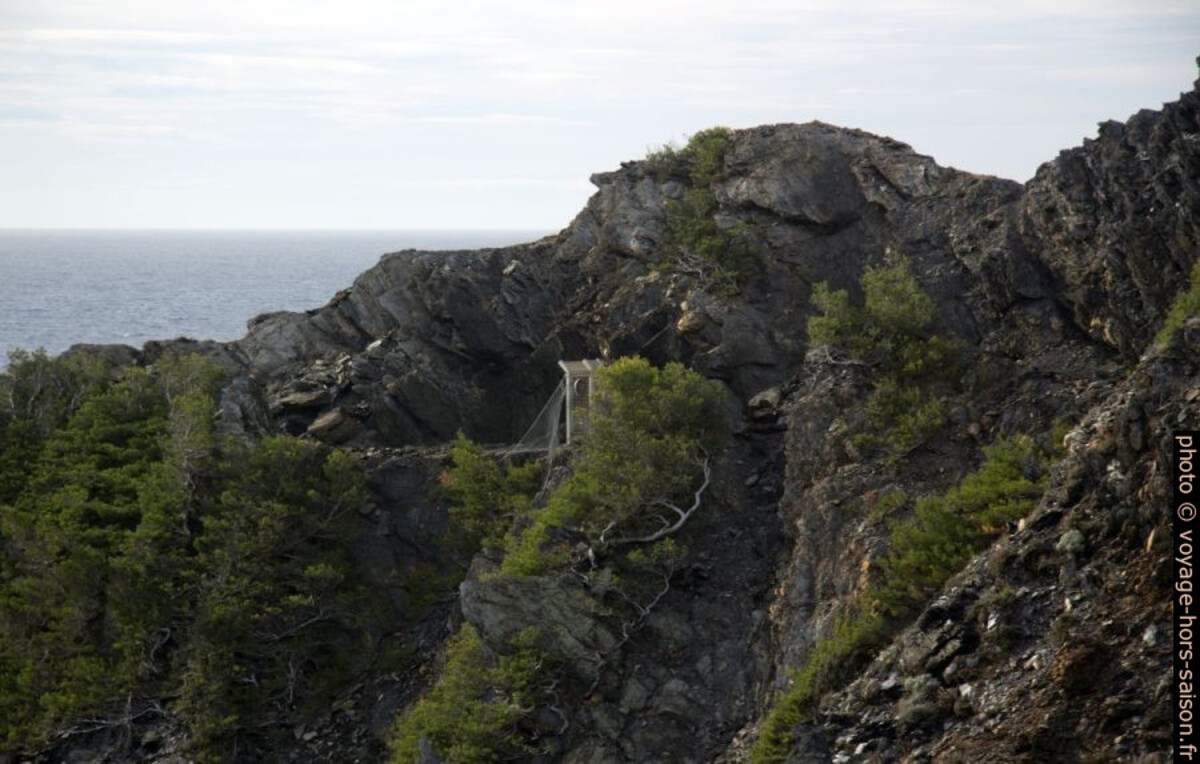 Le portail sur le sentier interdit à l'est du Cap Sicié. Photo © André M. Winter