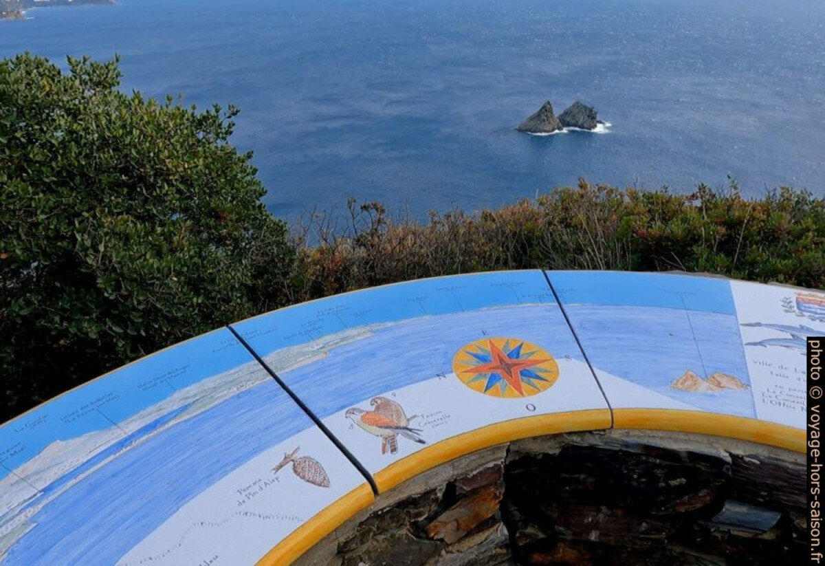 Table d'orientation sur le chemin en lacets vers les Terres Gastes. Photo © André M. Winter