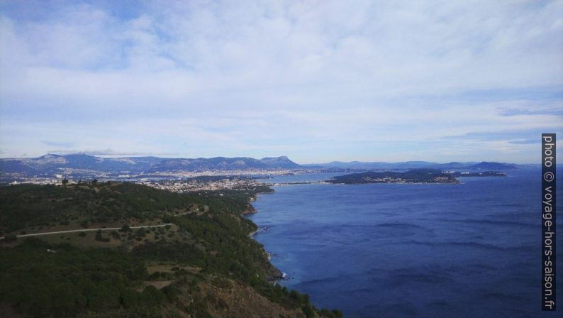 Vue des Terres Gastes vers Toulon et sur St. Mandrier. Photo © André M. Winter