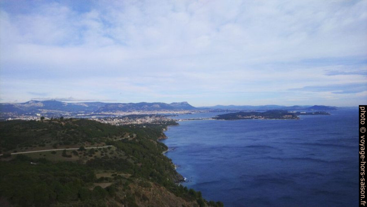 Vue des Terres Gastes vers Toulon et sur St. Mandrier. Photo © André M. Winter