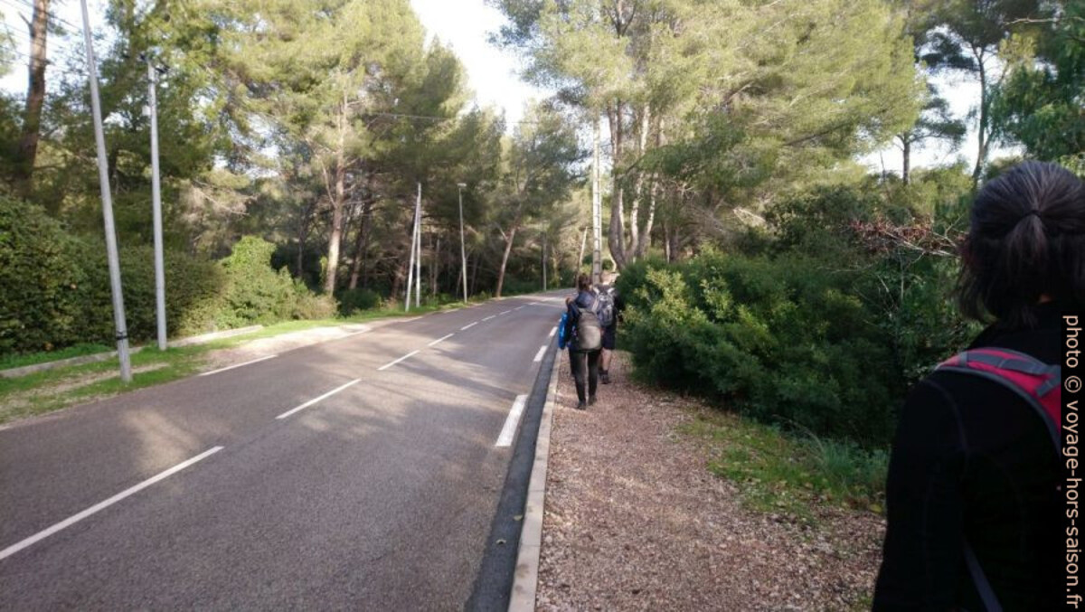 Pas de trottoir le long de la Corniche Varoise. Photo © André M. Winter