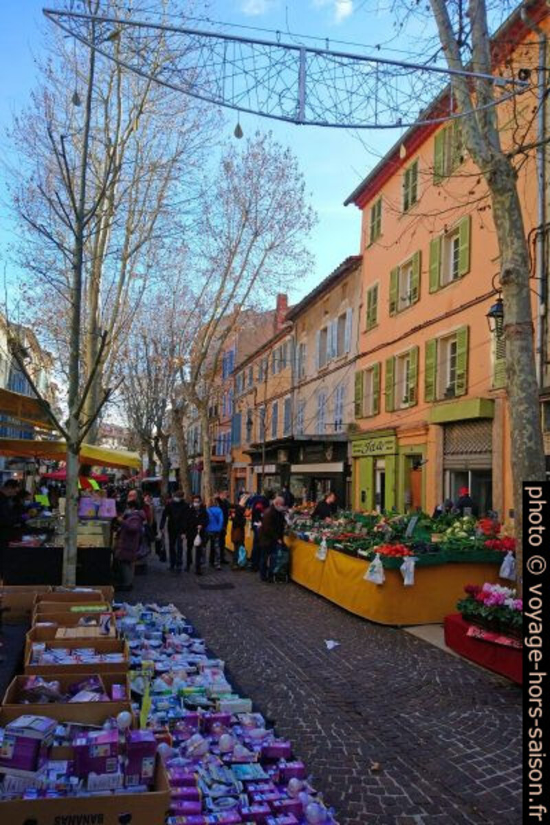Le marché de la Seyne au Cours Louis Blanc en hiver. Photo © André M. Winter