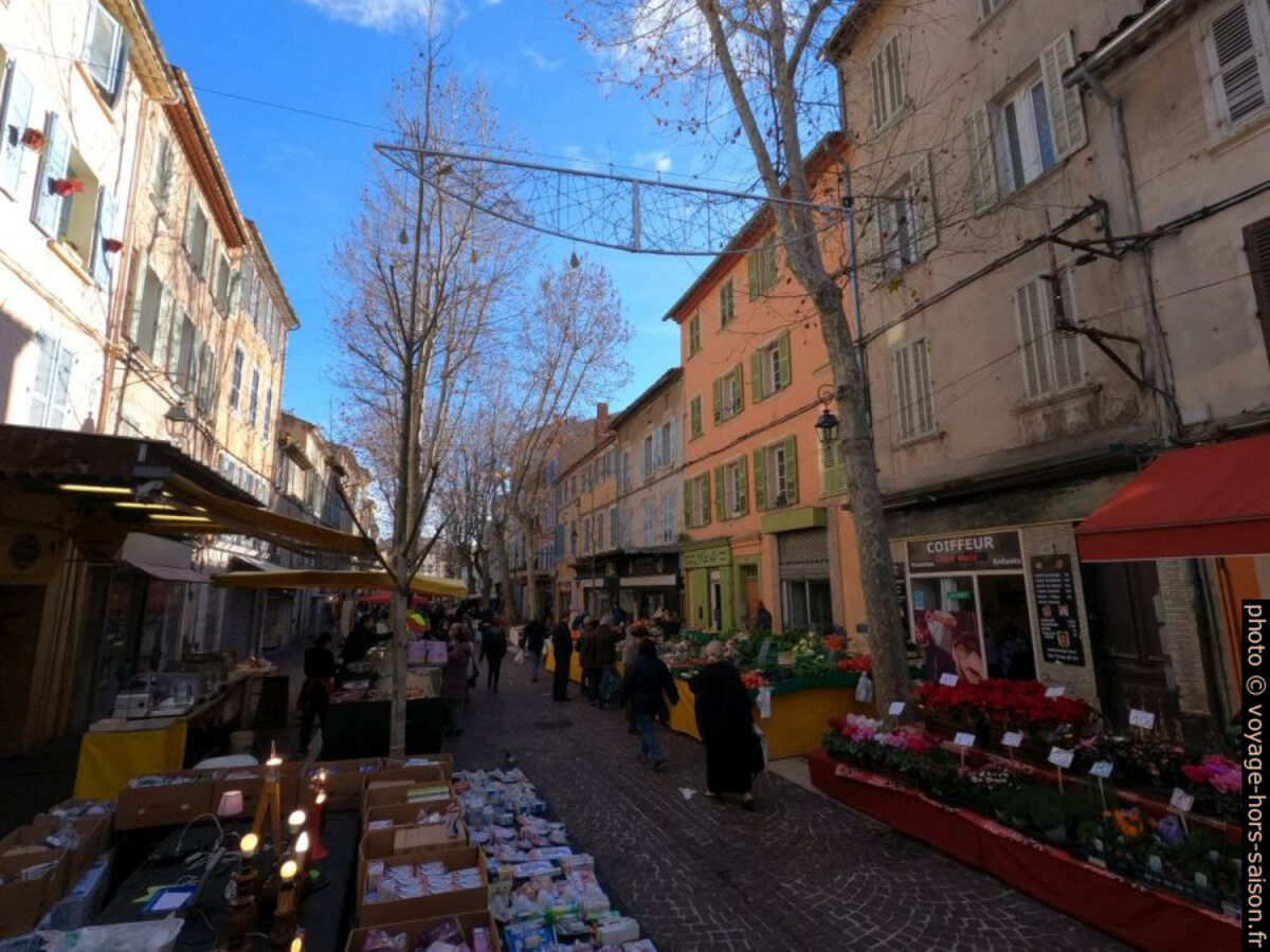 Le marché de la Seyne au Cours Louis Blanc en hiver. Photo © André M. Winter