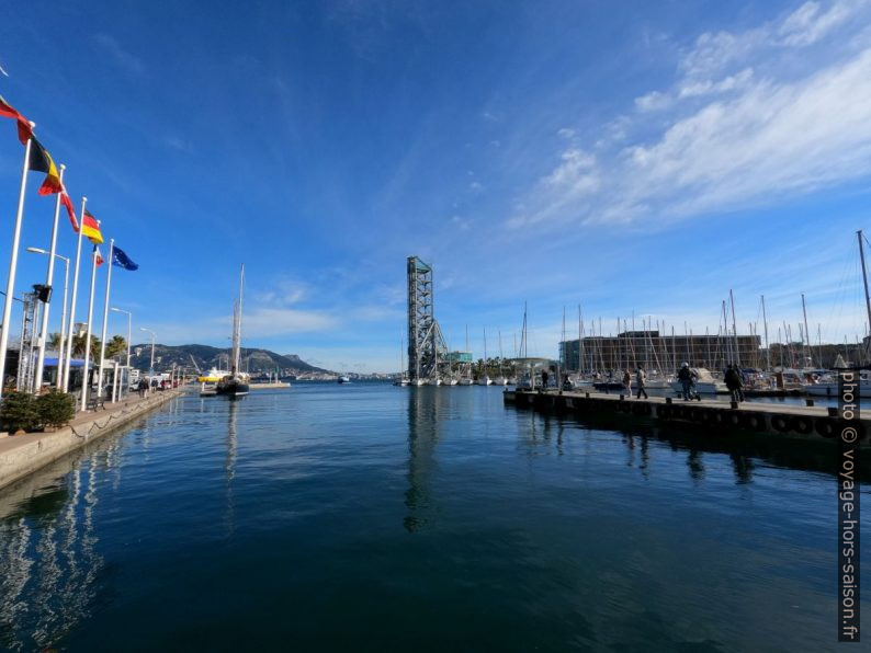 Port et l'ancien pont levant des chantiers navals de la Seyne. Photo © André M. Winter