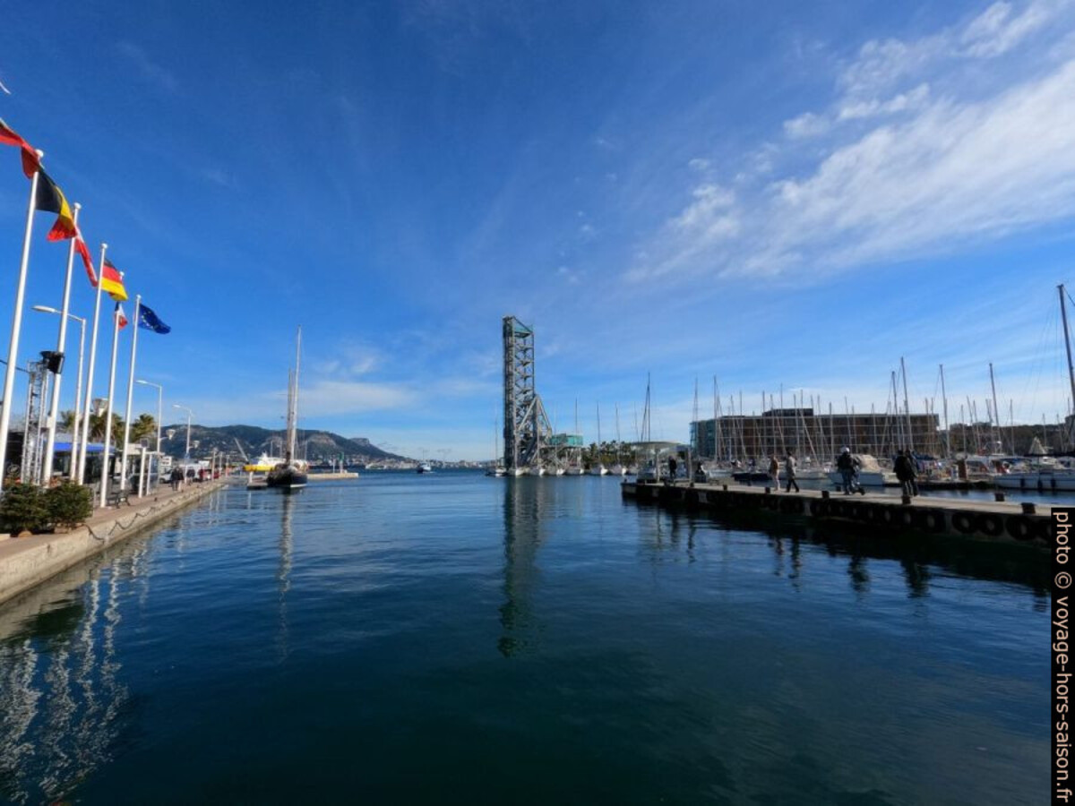 Port et l'ancien pont levant des chantiers navals de la Seyne. Photo © André M. Winter