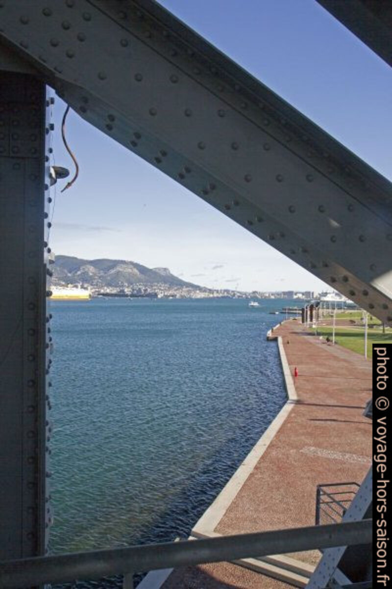 Vue de l'ancien pont levant sur le Quai Philippe Taillez. Photo © Alex Medwedeff