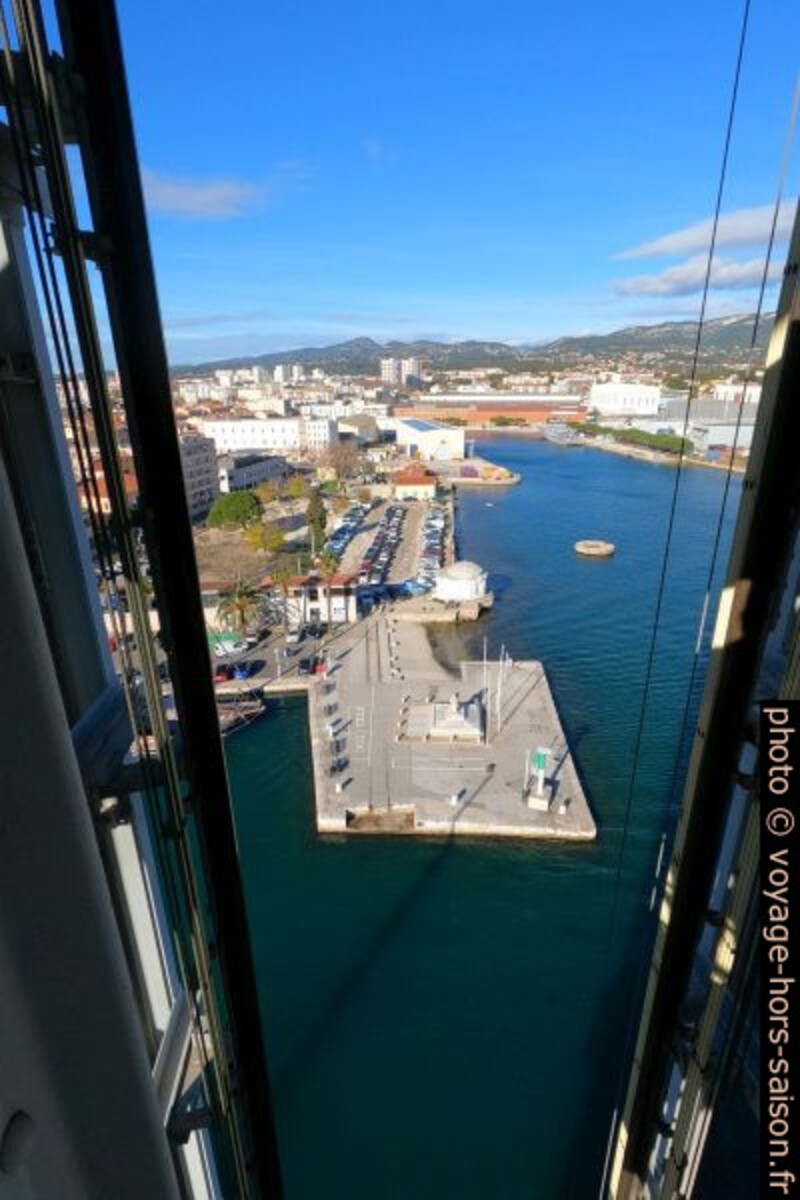 Vue de l'ancien pont levant sur le Monument aux Morts. Photo © André M. Winter