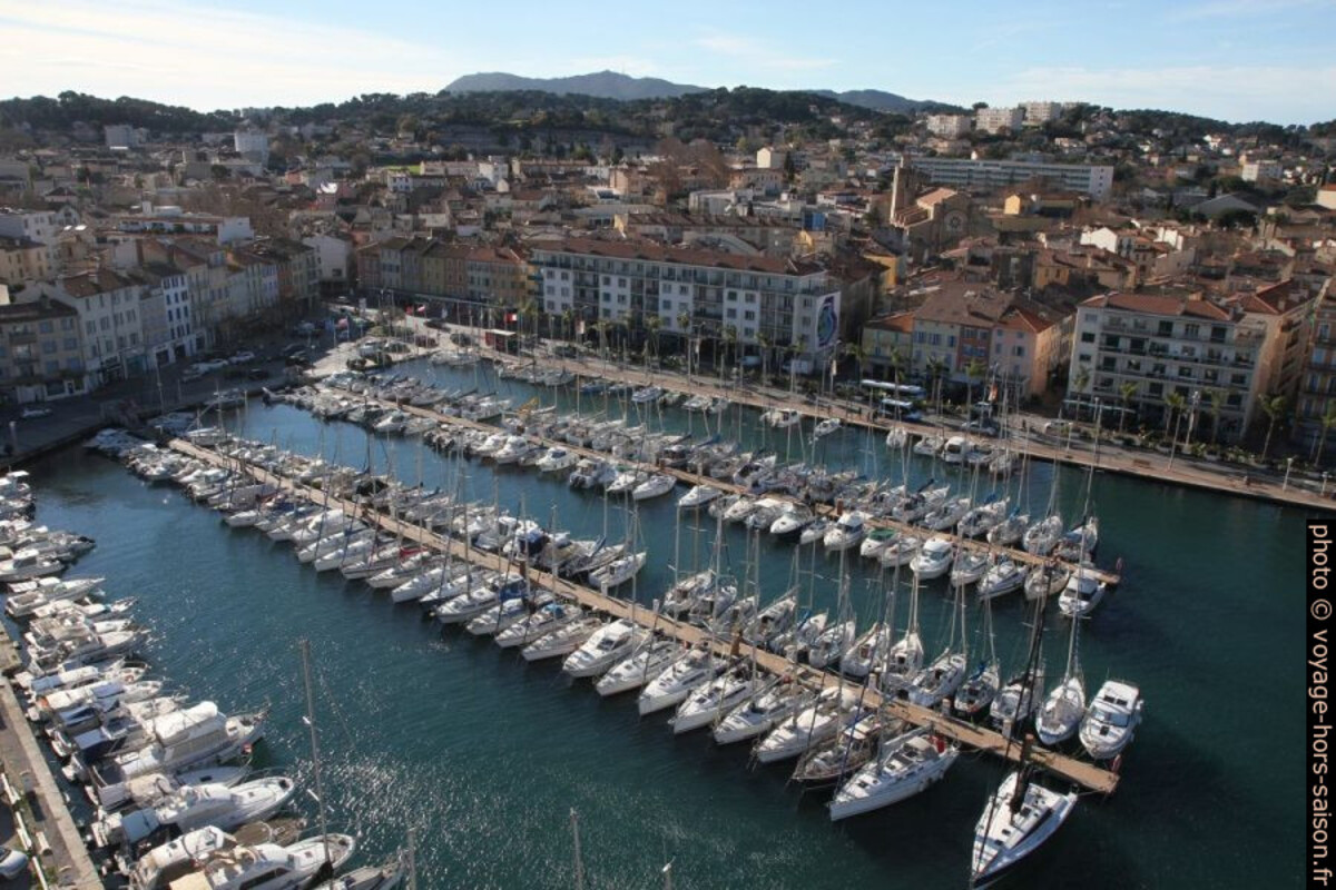 Vue de l'ancien pont levant sur le port de la Seyne. Photo © Alex Medwedeff