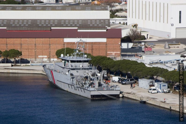 Navire de douane dans le port de Toulon. Photo © André M. Winter