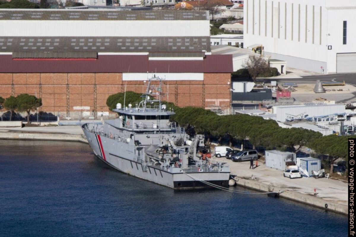 Navire de douane dans le port de Toulon. Photo © André M. Winter
