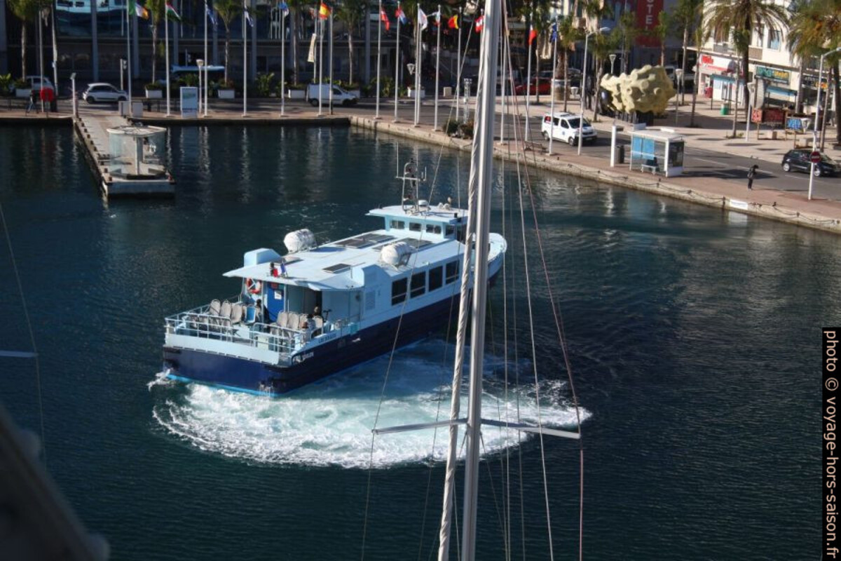 La navette Lou Souleu tourne dans le port de la Seyne. Photo © André M. Winter