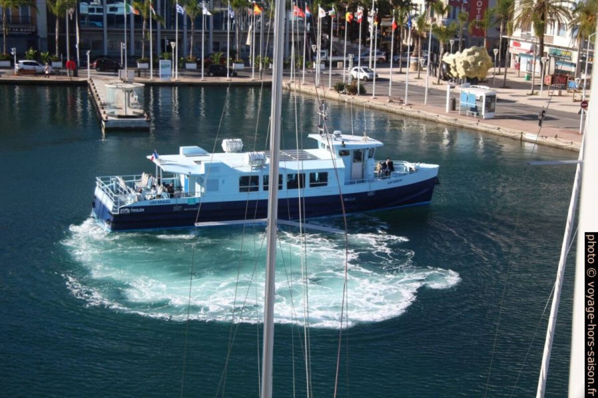 La navette Lou Souleu tourne dans le port de la Seyne. Photo © André M. Winter