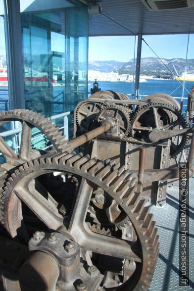 Restes du mécanisme de l'ancien pont levant de la Seyne. Photo © André M. Winter