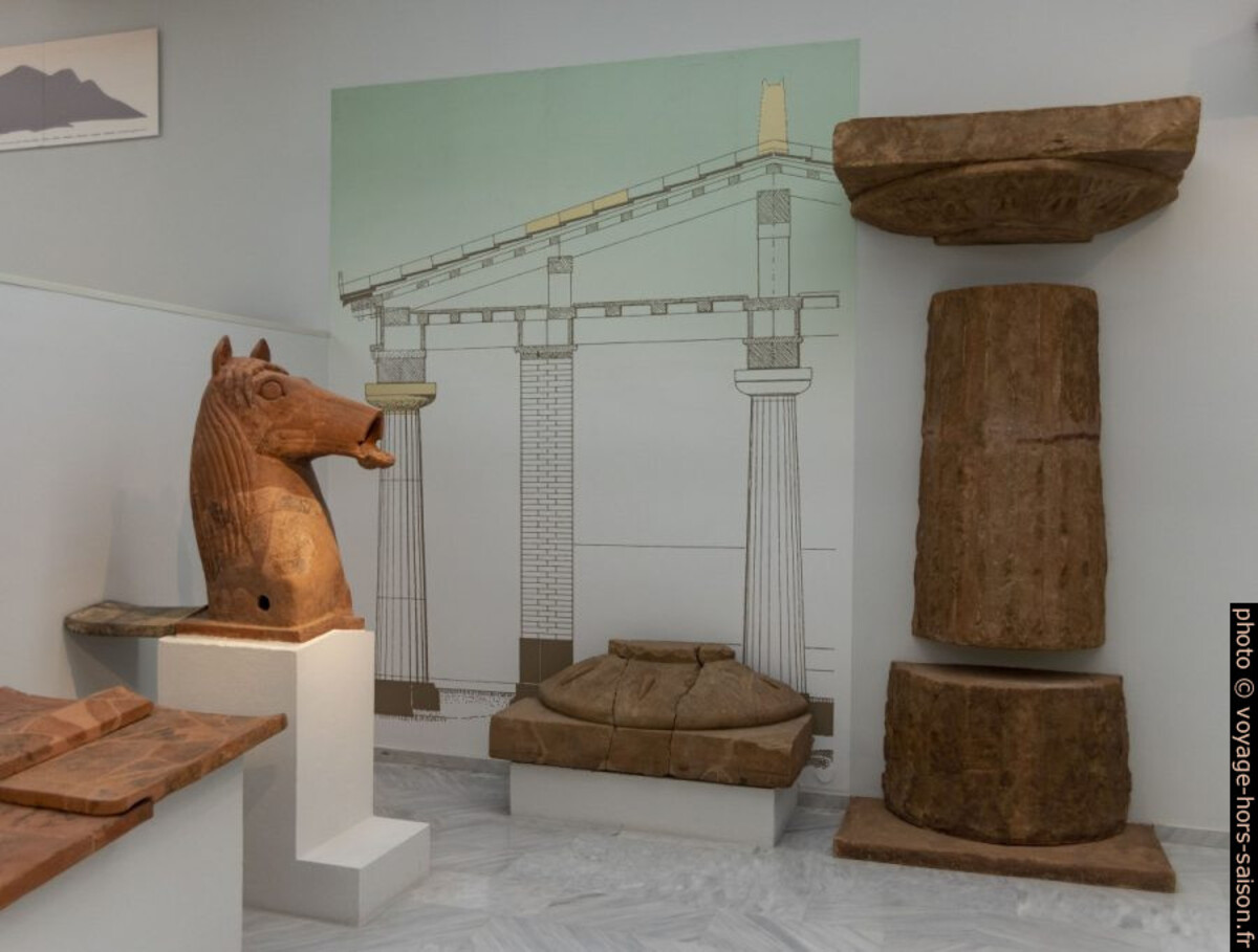 Colonne et structure du temple dans le musée de Karditsa- Photo Wikipedia CCSA4 Kostas Alexakos/Iaberis