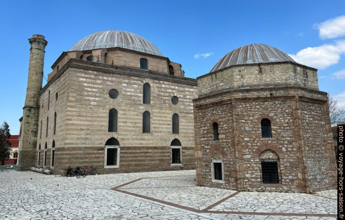 Mosquée Osman Chah et son turbe. Photo Wikipedia CCSA4 Chabe01