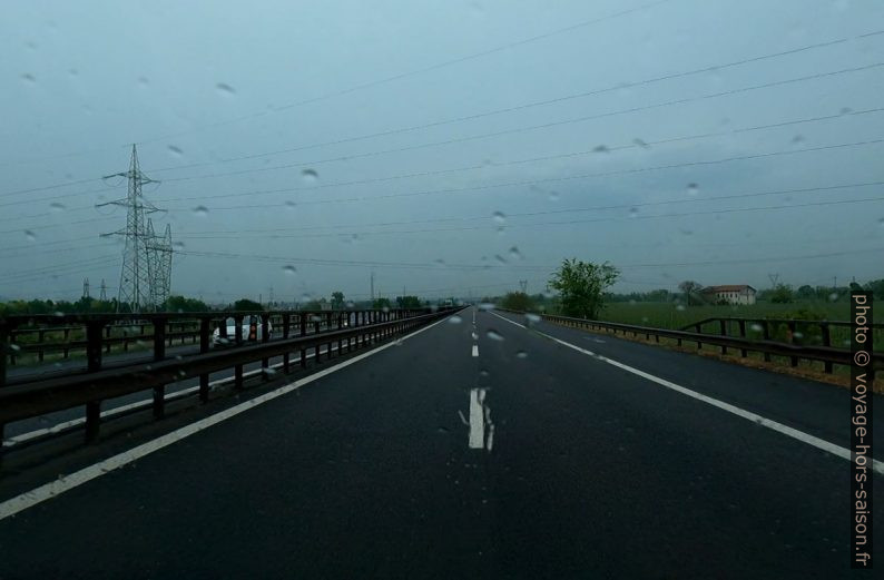 L'autoroute sous la pluie près de Vérone. Photo © André M. Winter